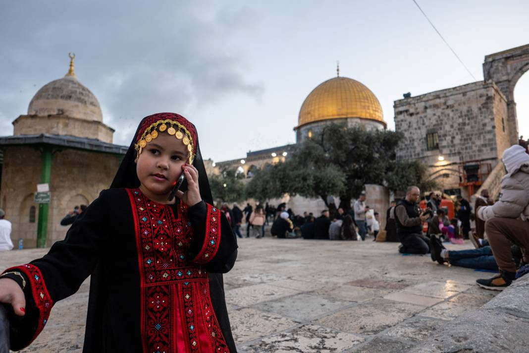 İsrail’in kısıtlamalarına rağmen akın ettiler: 120 Bin Filistinli Mescid-i Aksa’da saf tuttu - Resim: 45